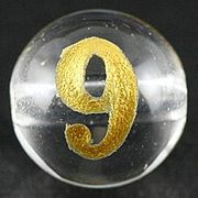 【彫刻ビーズ】水晶 8mm (金彫り) 数字「9」 (横穴)