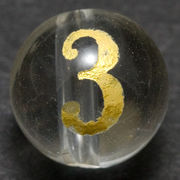 【彫刻ビーズ】水晶 8mm (金彫り) 数字「3」 (縦穴)