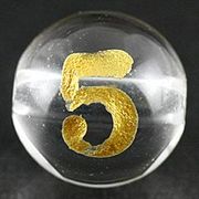 【彫刻ビーズ】水晶 8mm (金彫り) 数字「5」 (横穴)