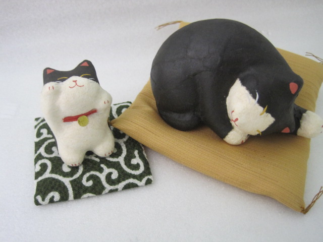 ちぎり和紙の　手作り眠り猫の置物