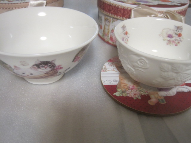 猫と花柄のご飯茶碗と湯のみ茶碗ギフトボックス入り