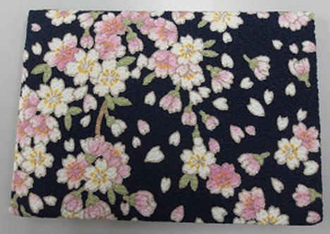 【ご紹介します！安心の日本製！和KOMONO 小紋工房 花柄が華やかな！二つ折りパスケース】桜　紺