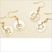 ［maiden's prayer］ゴールド×ホワイトシェル・フック式ピアス［ハート＆スター］