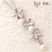 【me on...】K10ホワイトゴールド(10金)・3輪の花モチーフダイヤモンドネックレス