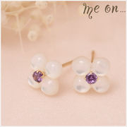 【me on...】K10イエローゴールド・アメジスト紫の輝きに白蝶貝の美しい光沢花モチーフピアス