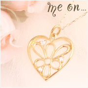 【me on...】K10イエローゴールド・ハートに描かれた一輪の花、ハート＆花モチーフダイヤモンドネックレス
