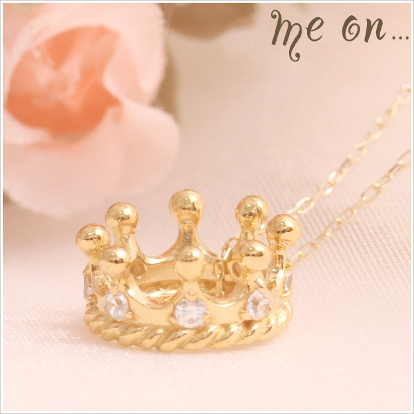 【me on...】K10イエローゴールド・ちょっと贅沢にダイヤを8個もちりばめた王冠モチーフのプチネックレス