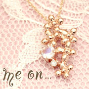 【me on...】ダイヤモンド&ブルームーンストーン・フラワーモチーフネックレス