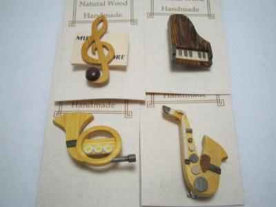 手作り　組木の楽器のブローチ