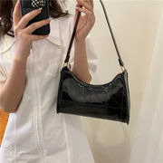 バッグ女性2022新しい流行のファッション脇の下バッグ外国の気質ポータブルショルダーバゲットバッグ