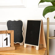 木製の小さな黒板、正と負のボードクリップ、立っているメッセージボード、両面木製工芸品