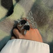 オリジナルリングデザイナーのバラ蝶の指輪女性の切り口付き部が調節可ニッチデザイン高級感