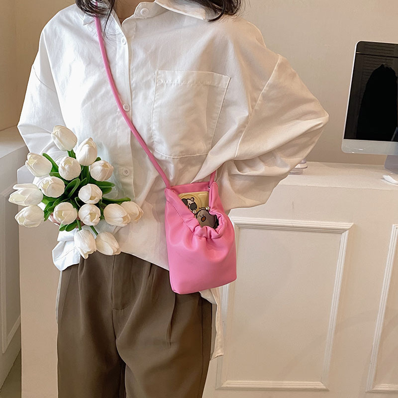 ショルダーバッグ　携帯バッグ　肩掛け　デザイン　韓国ファッション　レディース　ミニ