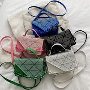 シニア女性の2022年人気の新しいメッセンジャーバッグシンプルなファッションの小さな正方形のバッグ