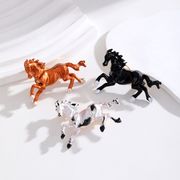 疾走する馬のブローチ 動物のコサージュ エナメル 釉薬をかけたポニー 衣料品アクセサリー