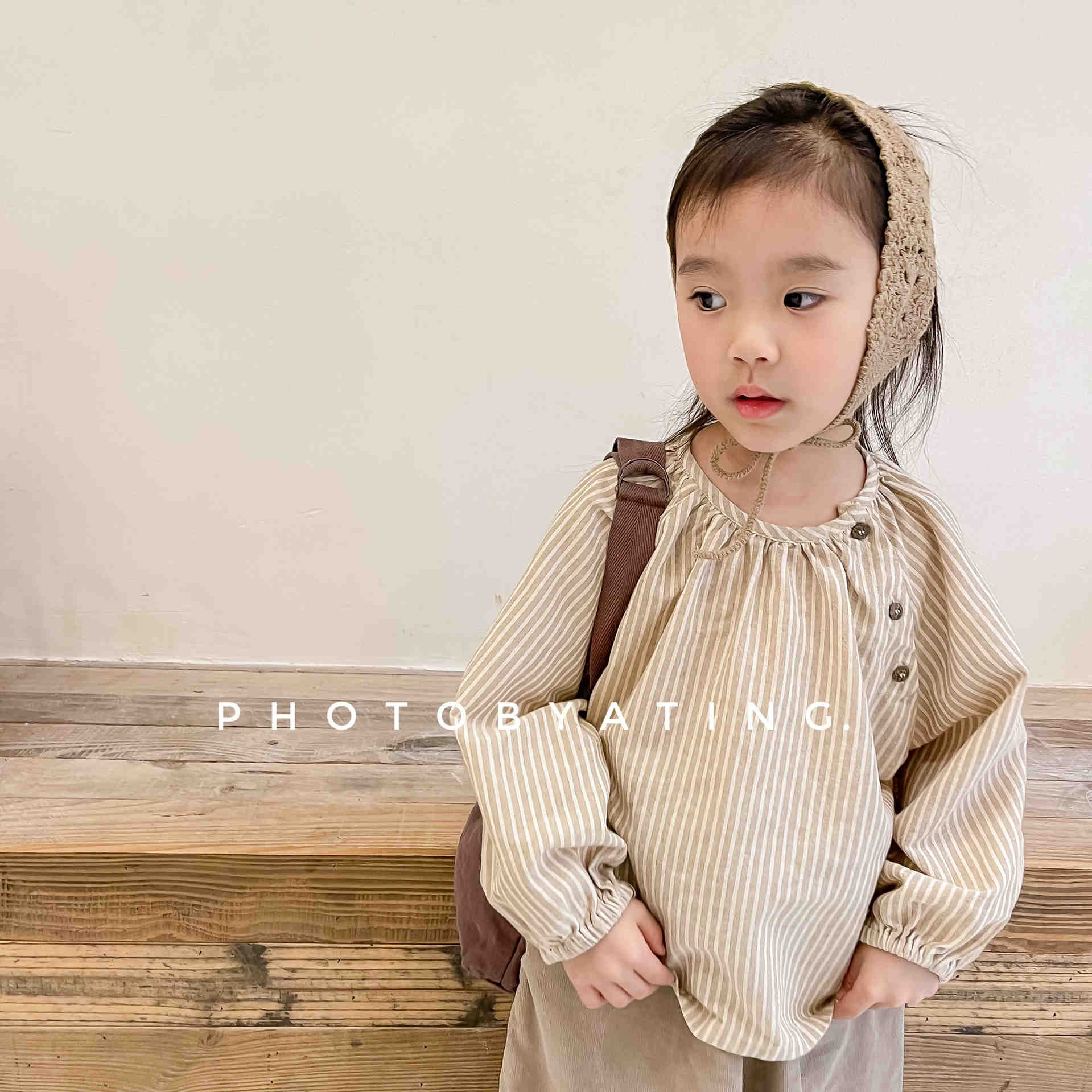 2024年の子供の秋の新しいスタイル、女の子の秋の韓国スタイルのリネンと綿のシャツ