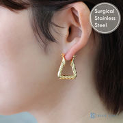 ピアス トライアングル ツイスト サージカルステンレス 18金コーティング【国内即納】