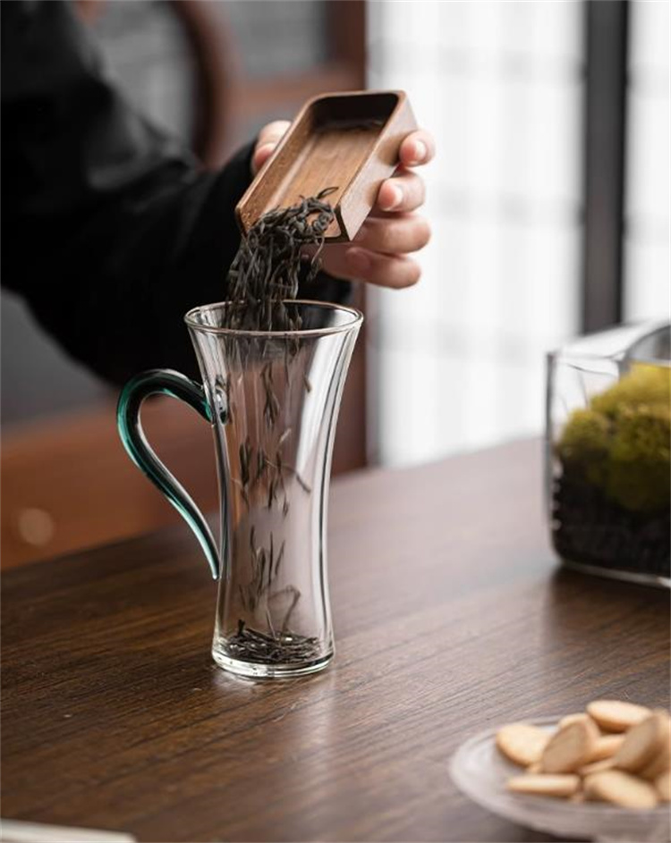 アンティークな椅子　Toyo Furniture 足部フェルト付き　赤いチェア アンティークな椅子 Toyo Furniture 足部フェルト付き 赤いチェア