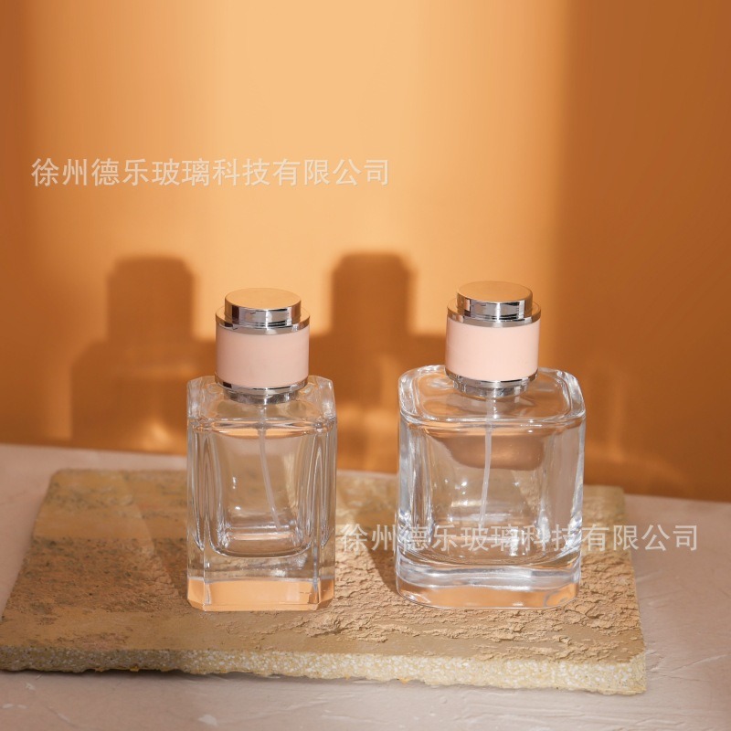 【現在非売品】水色の透明のガラス瓶　香水瓶 3c003ba8fb065e92e88e7e95102c9e