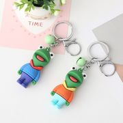2色  カエルの学生キーホルダー   立体カエルキーホルダー     カエルアクセサリー  カエルのおみやげ