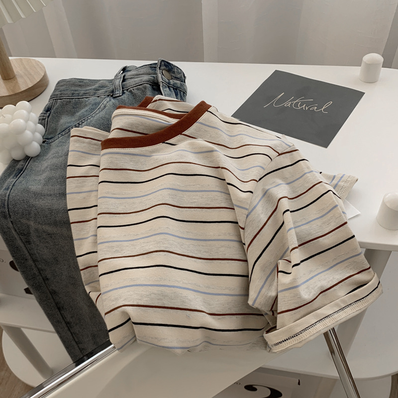 ストライプの半袖Tシャツの新作はゆったりとしています