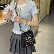 サコッシュ　ポーチ　デザイン　韓国ファッション　ショルダーバッグ　 刺繍　ナイロン　ポーチ