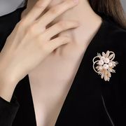 新作 フラワービーズブローチ パール付き エレガントなスーツに