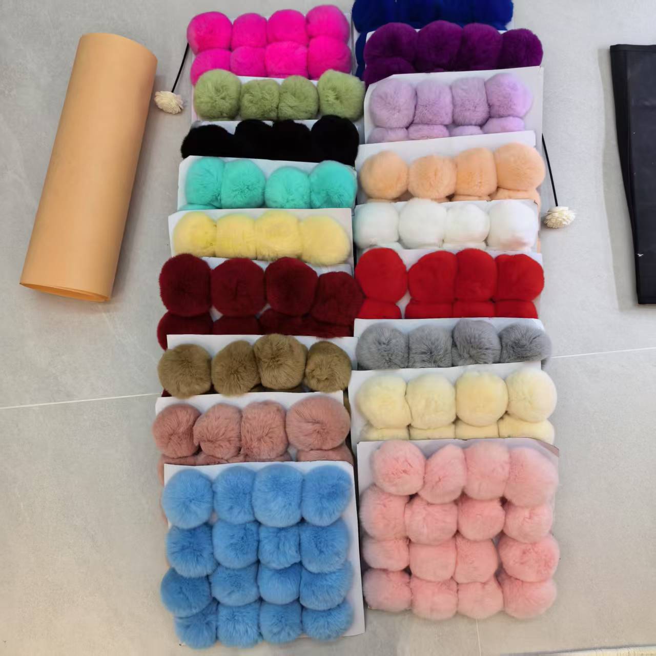 ファーボール 約8cm ラビットファー チャーム ボンボン アクセサリーパーツ ポンポン 凡天 ゴムひも付き