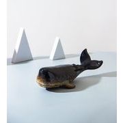 クーポン使用可能 早い者勝ち レトロスタイルのクジラフォルムを持つ青花磁器置物 陶磁器製のアート装飾品